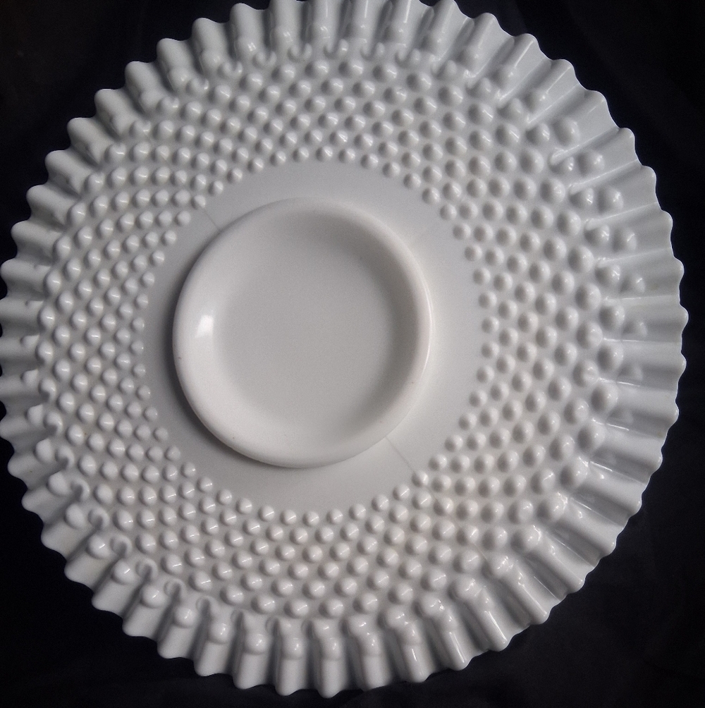 EXQUISITE VINTAGE WHITE MILK GLASS FENTON RUFFLED EDGED CAKE PLATE.